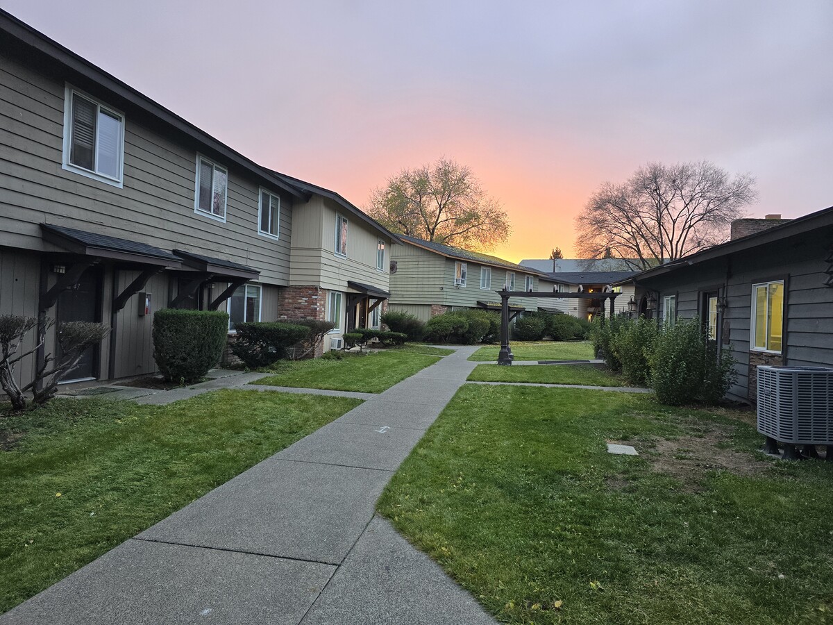 Lyons Glenn Townhouses exterior at sunset